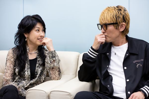 【対談：岸谷香×スガ シカオ】「こんなイカした同級生はいないよ」