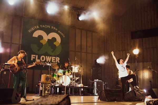 フラカン、5年ぶり8回目の日比谷野音公演をレポート！「来年2023年、僕たち34周年、そして54歳！ なんと波平と同い歳！」