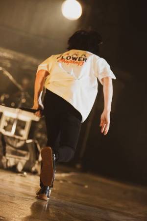 フラカン、5年ぶり8回目の日比谷野音公演をレポート！「来年2023年、僕たち34周年、そして54歳！ なんと波平と同い歳！」