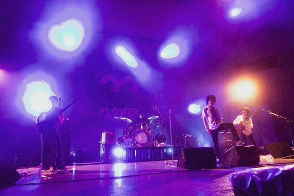 フラカン、5年ぶり8回目の日比谷野音公演をレポート！「来年2023年、僕たち34周年、そして54歳！ なんと波平と同い歳！」