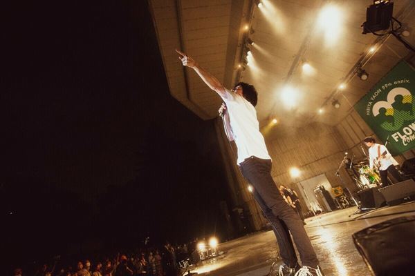 フラカン、5年ぶり8回目の日比谷野音公演をレポート！「来年2023年、僕たち34周年、そして54歳！ なんと波平と同い歳！」