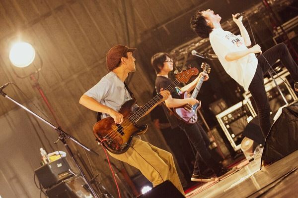 フラカン、5年ぶり8回目の日比谷野音公演をレポート！「来年2023年、僕たち34周年、そして54歳！ なんと波平と同い歳！」