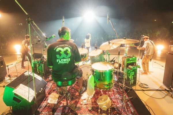 フラカン、5年ぶり8回目の日比谷野音公演をレポート！「来年2023年、僕たち34周年、そして54歳！ なんと波平と同い歳！」