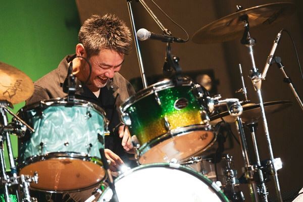 フラカン、5年ぶり8回目の日比谷野音公演をレポート！「来年2023年、僕たち34周年、そして54歳！ なんと波平と同い歳！」