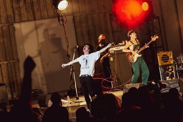 フラカン、5年ぶり8回目の日比谷野音公演をレポート！「来年2023年、僕たち34周年、そして54歳！ なんと波平と同い歳！」