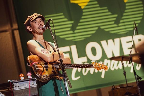 フラカン、5年ぶり8回目の日比谷野音公演をレポート！「来年2023年、僕たち34周年、そして54歳！ なんと波平と同い歳！」