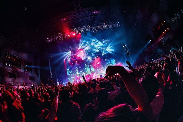 HYDE、2022年の集大成『HYDE LIVE 2022』ファイナル公演レポート「もっともっとクレイジーなライヴをやりたい」