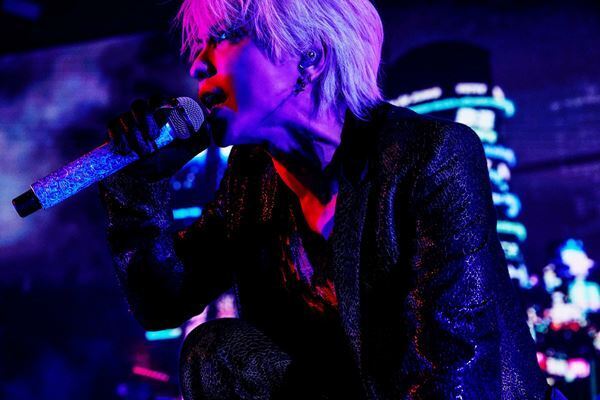 HYDE、2022年の集大成『HYDE LIVE 2022』ファイナル公演レポート「もっともっとクレイジーなライヴをやりたい」