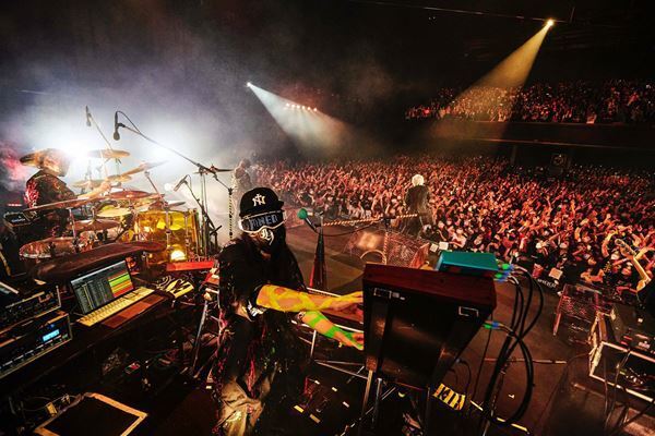 HYDE、2022年の集大成『HYDE LIVE 2022』ファイナル公演レポート「もっともっとクレイジーなライヴをやりたい」