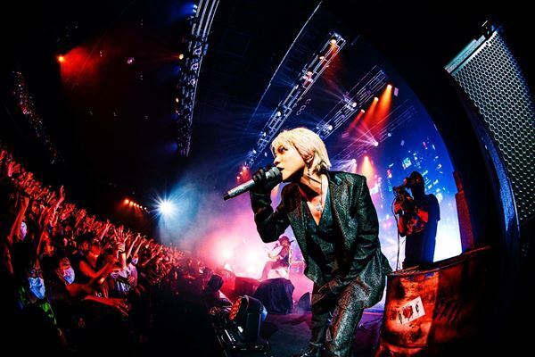 HYDE、2022年の集大成『HYDE LIVE 2022』ファイナル公演レポート「もっともっとクレイジーなライヴをやりたい」
