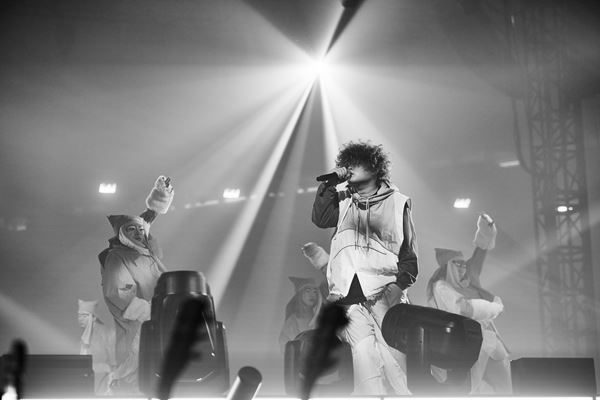 Vaundyが”シーンを撃ち抜く”2デイズ『Vaundy one man live "HEADSHOT" at Makuhari Messe』を幕張メッセで敢行【オフィシャルレポート】