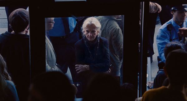 シャマラン監督最新作『トラップ』サイコキラーを追い詰める新たなキャラクター公開