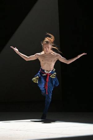 躍動する忍者と、その奥の影の先──。森山開次、美木マサオがのぞむダンス作品『新版・NINJA』再演