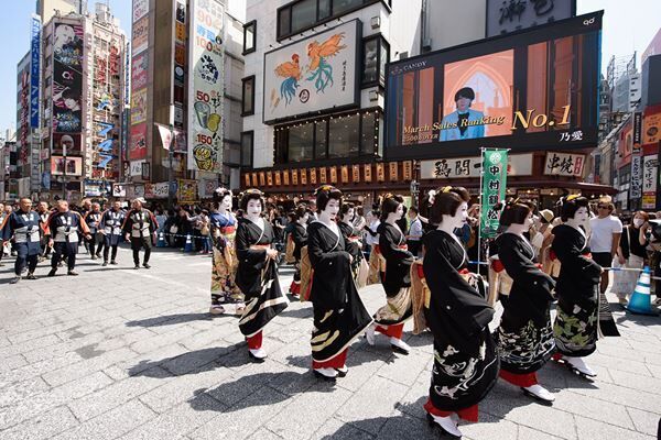 『歌舞伎町大歌舞伎』中村勘九郎らが歌舞伎町で大お練り＆舞台挨拶を実施「一生に一度できるかできないかの体験」