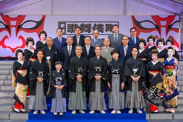 『歌舞伎町大歌舞伎』中村勘九郎らが歌舞伎町で大お練り＆舞台挨拶を実施「一生に一度できるかできないかの体験」