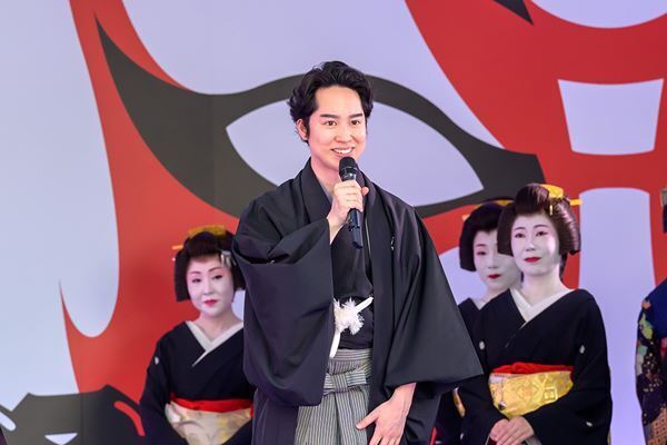 『歌舞伎町大歌舞伎』中村勘九郎らが歌舞伎町で大お練り＆舞台挨拶を実施「一生に一度できるかできないかの体験」