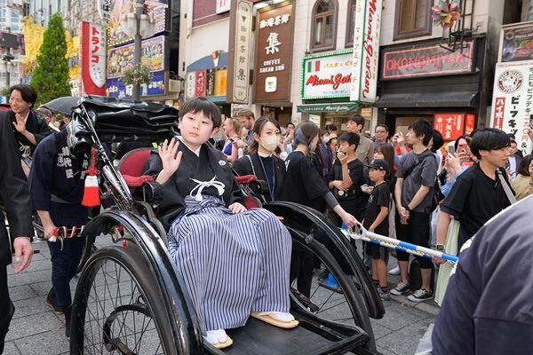 『歌舞伎町大歌舞伎』中村勘九郎らが歌舞伎町で大お練り＆舞台挨拶を実施「一生に一度できるかできないかの体験」