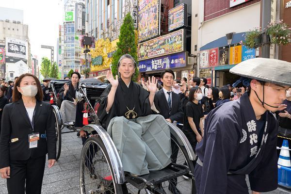 『歌舞伎町大歌舞伎』中村勘九郎らが歌舞伎町で大お練り＆舞台挨拶を実施「一生に一度できるかできないかの体験」