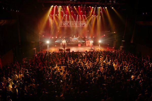 TRICERATOPS、活動休止前最後のライブツアー開幕「デビューして27年、今でもこうした景色が見られてとても幸せ」