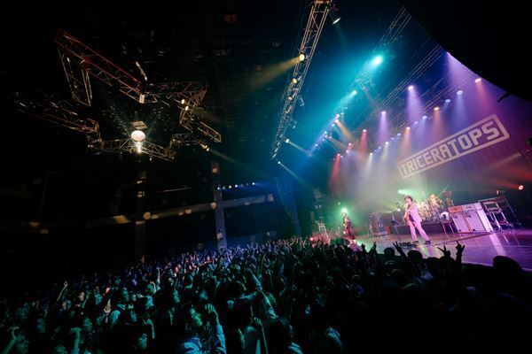 TRICERATOPS、活動休止前最後のライブツアー開幕「デビューして27年、今でもこうした景色が見られてとても幸せ」