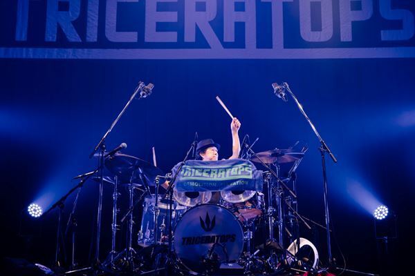 TRICERATOPS、活動休止前最後のライブツアー開幕「デビューして27年、今でもこうした景色が見られてとても幸せ」