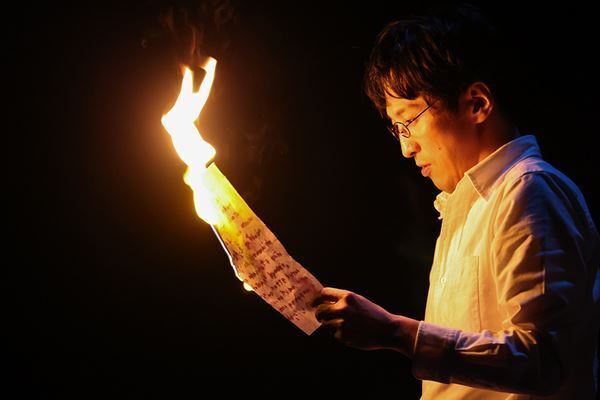 成河、木村了ら出演の新国立劇場『ピローマン』レポート到着　“物語を語ること”、“物語が存在する意義”が問われ続ける