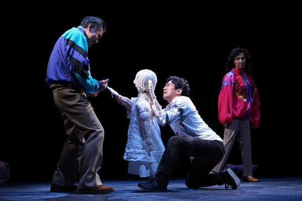 成河、木村了ら出演の新国立劇場『ピローマン』レポート到着　“物語を語ること”、“物語が存在する意義”が問われ続ける