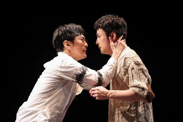 成河、木村了ら出演の新国立劇場『ピローマン』レポート到着　“物語を語ること”、“物語が存在する意義”が問われ続ける