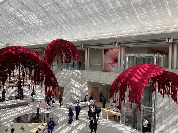 「第8回横浜トリエンナーレ」展示の模様をレポート　アーティストの多様な視点から、生きづらい現代を生き抜く方法を探る