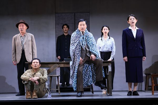 こまつ座初上演『夢の泪』開幕　舞台写真＆演出・栗山民也、ラサール石井らコメント公開