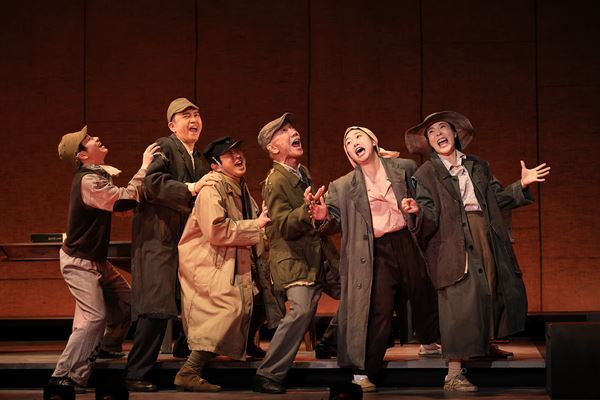 こまつ座初上演『夢の泪』開幕　舞台写真＆演出・栗山民也、ラサール石井らコメント公開