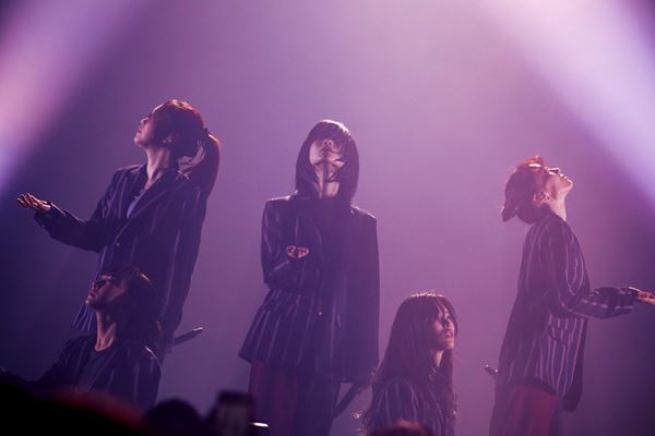 ExWHYZ、ツアーファイナルで生バンドとストリングスを従えた新曲をサプライズ披露【レポート】