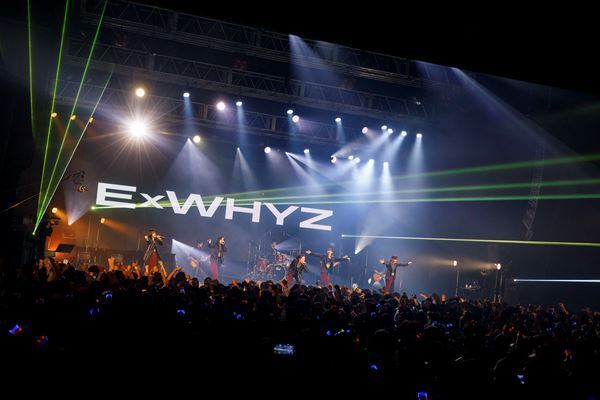 ExWHYZ、ツアーファイナルで生バンドとストリングスを従えた新曲をサプライズ披露【レポート】