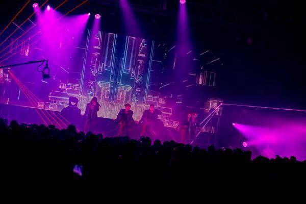 ExWHYZ、ツアーファイナルで生バンドとストリングスを従えた新曲をサプライズ披露【レポート】