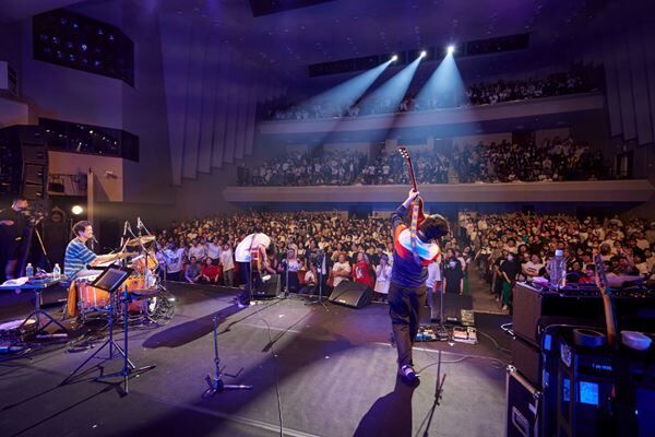 銀杏BOYZ、10カ月にわたる弾き語りツアー最終日をレポート　ゲストのTOMOVSKYを迎えて47都道府県完走！