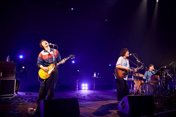 銀杏BOYZ、10カ月にわたる弾き語りツアー最終日をレポート　ゲストのTOMOVSKYを迎えて47都道府県完走！