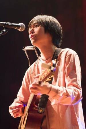 【ライブレポート】ソロアーティストとしての豊かな魅力を示した小山田壮平『弾き語りツアー2022』最終公演