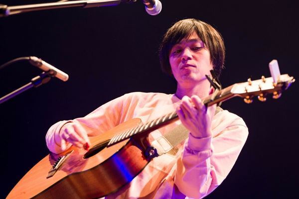 【ライブレポート】ソロアーティストとしての豊かな魅力を示した小山田壮平『弾き語りツアー2022』最終公演