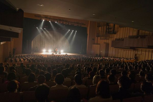 【ライブレポート】ソロアーティストとしての豊かな魅力を示した小山田壮平『弾き語りツアー2022』最終公演