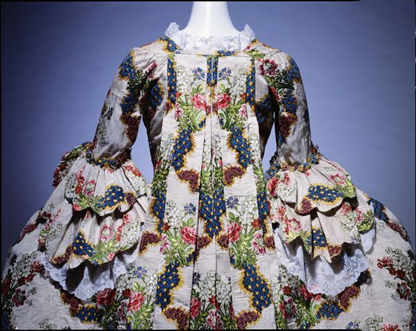 ギャルソン、ロエベ、ディオールなどの衣装から 「着ること」の面白さや奥深さを紹介　『LOVE ファッション─私を着がえるとき』京都国立近代美術館で