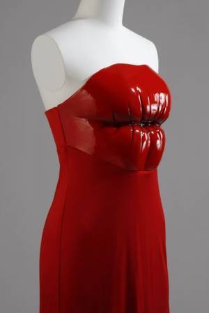 ギャルソン、ロエベ、ディオールなどの衣装から 「着ること」の面白さや奥深さを紹介　『LOVE ファッション─私を着がえるとき』京都国立近代美術館で