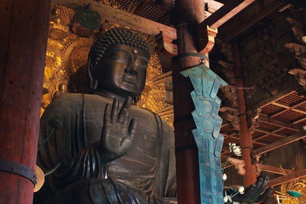 イザベル・ユペールが日本の名所・名宿をめぐる『不思議の国のシドニ』 美麗ロケ地を紹介する場面写真＆本編映像公開