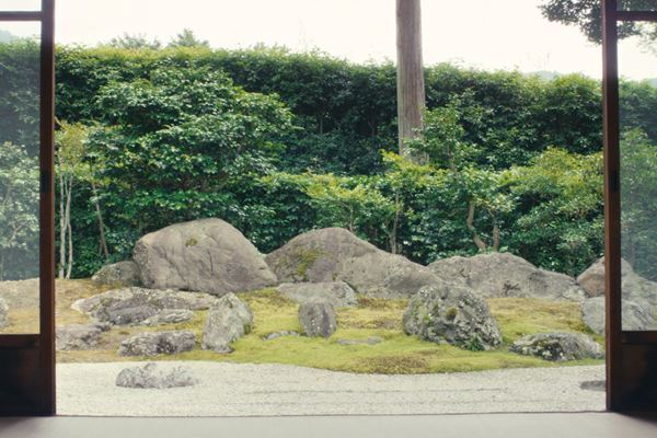 イザベル・ユペールが日本の名所・名宿をめぐる『不思議の国のシドニ』 美麗ロケ地を紹介する場面写真＆本編映像公開