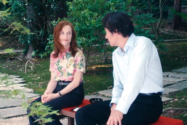 イザベル・ユペールが日本の名所・名宿をめぐる『不思議の国のシドニ』 美麗ロケ地を紹介する場面写真＆本編映像公開