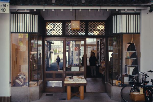 イザベル・ユペールが日本の名所・名宿をめぐる『不思議の国のシドニ』 美麗ロケ地を紹介する場面写真＆本編映像公開