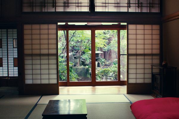 イザベル・ユペールが日本の名所・名宿をめぐる『不思議の国のシドニ』 美麗ロケ地を紹介する場面写真＆本編映像公開