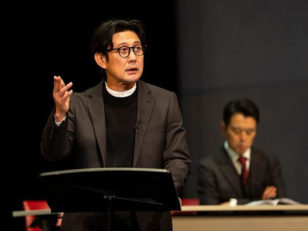 橋爪功、三浦涼介、岡本圭人ら出演のリーディングシアター『GOTT 神』舞台写真＆コメント到着