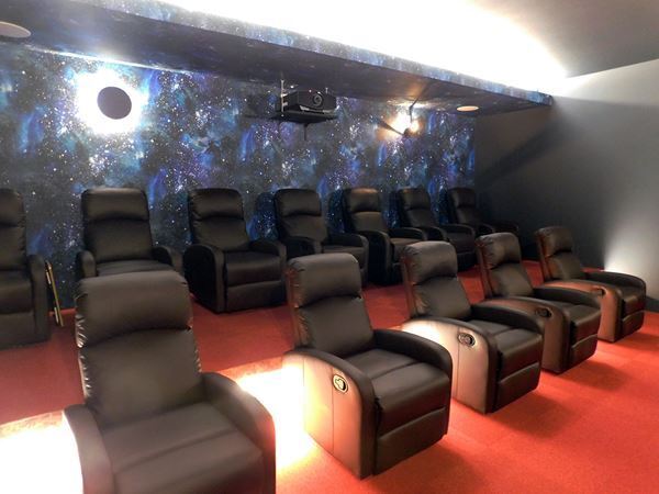 シネマとレストランが融合した大阪・大国町「モンキーシネマレストラン」