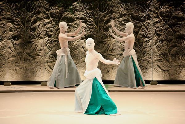 天児牛大が遺した『海の賑わい　陸の静寂─めぐり』。山海塾が初演の地、北九州でリ・クリエーションにのぞむ