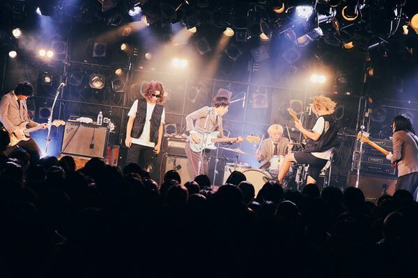 THE BAWDIES&amp;ジャルジャルが異色の対バンツアー開催『LAUGH 'n' ROLL TOUR』東京公演レポート